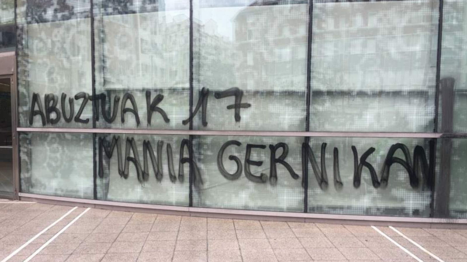 Atacan con pintadas la sede de la Agencia Vasca de Turismo en Bilbao