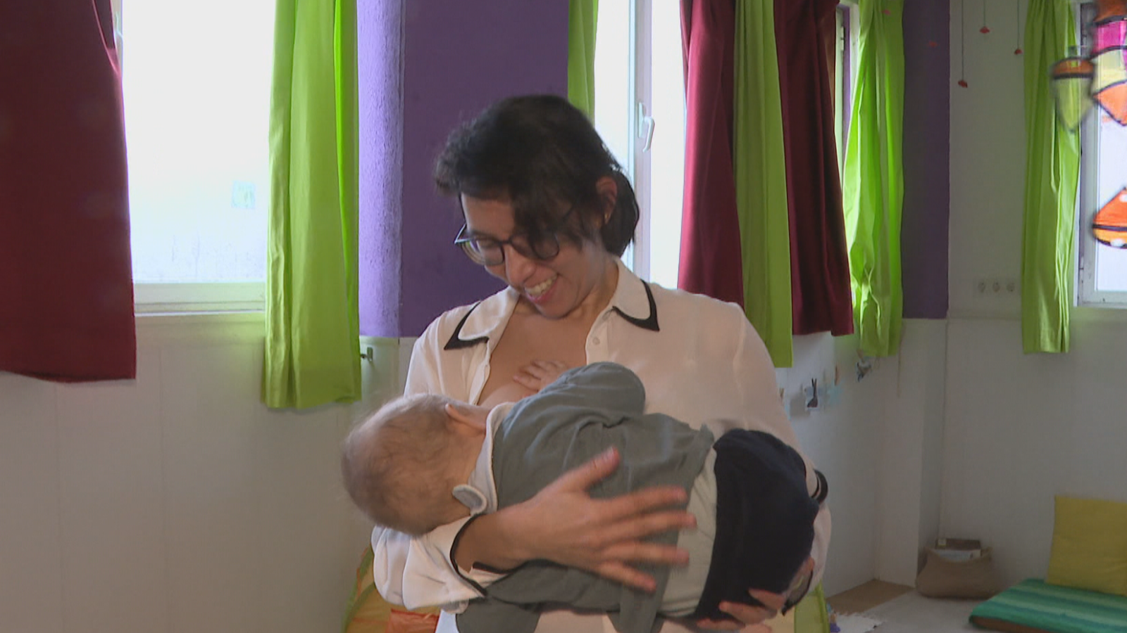 Carmen León amamantando a su hijo