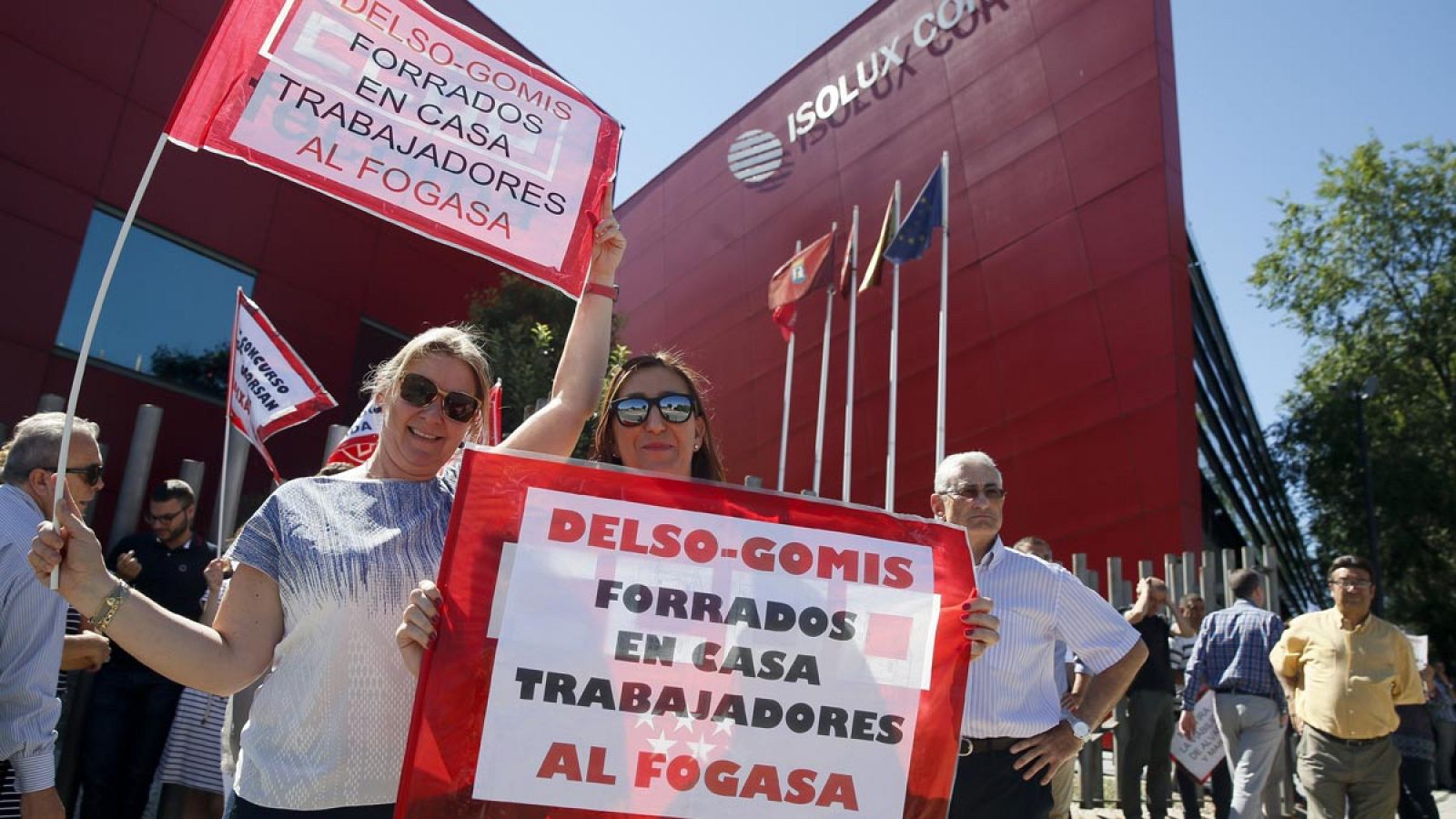 Imagen correspondiente al pasado mes de julio, en la que trabajadores de Isolux se concentran ante las puertas de la sede para protestar por la situación de la empresa.