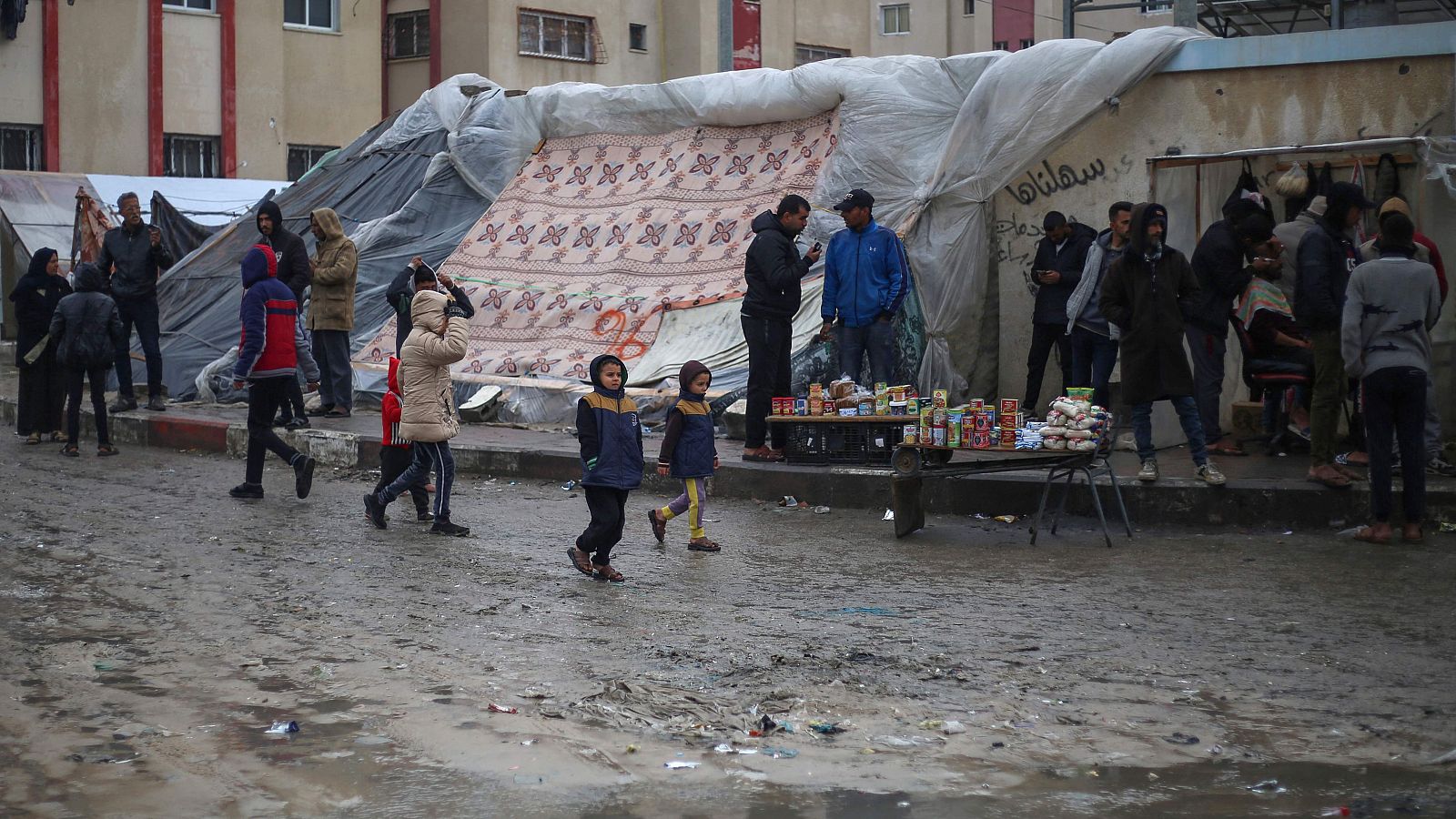Ciudadanos palestinos pasean por las calles de Ráfah