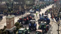 Los agricultores protestan y cortan decenas de carreteras en toda España