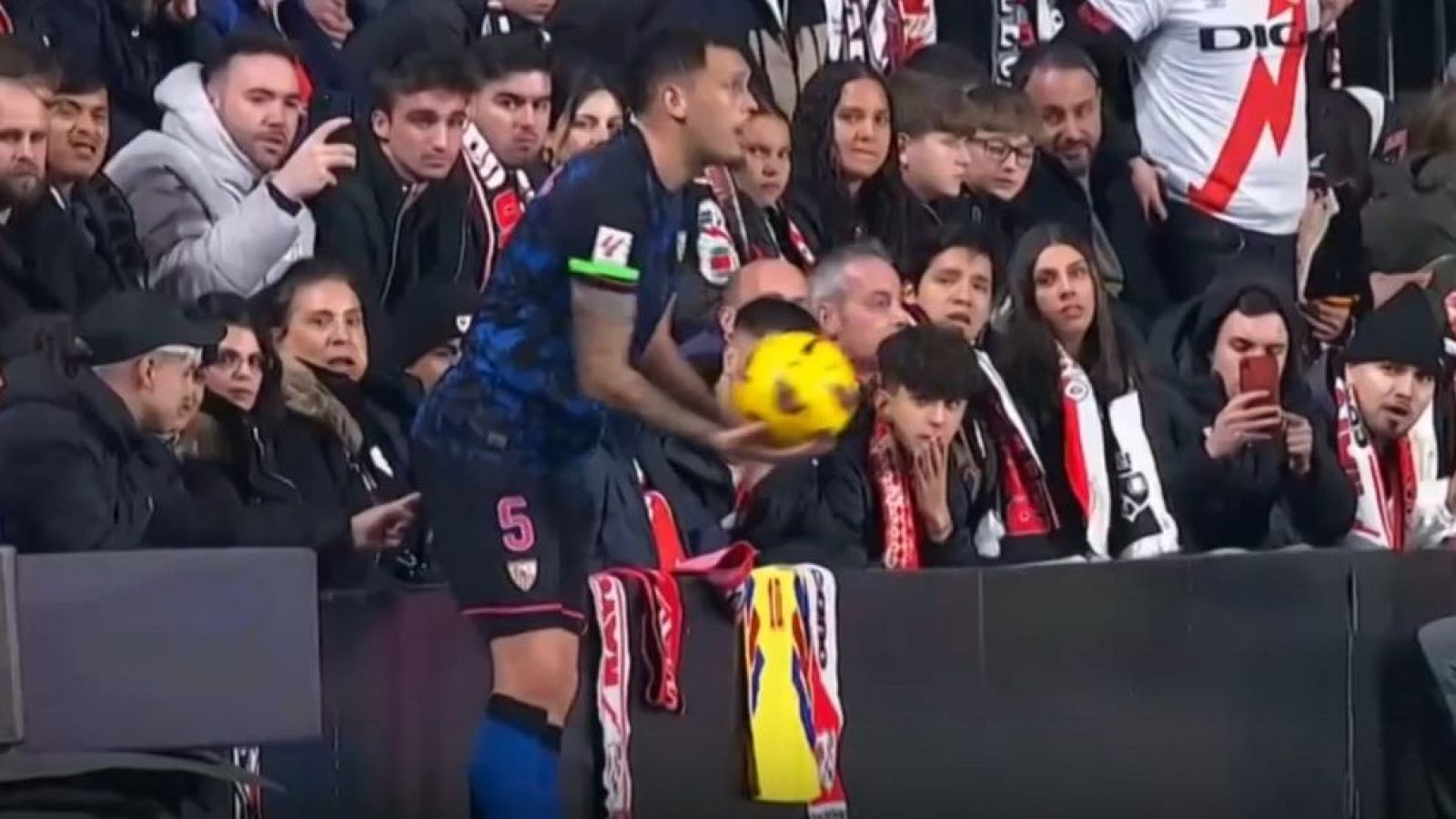 Un aficionado toca el culo a Ocampos