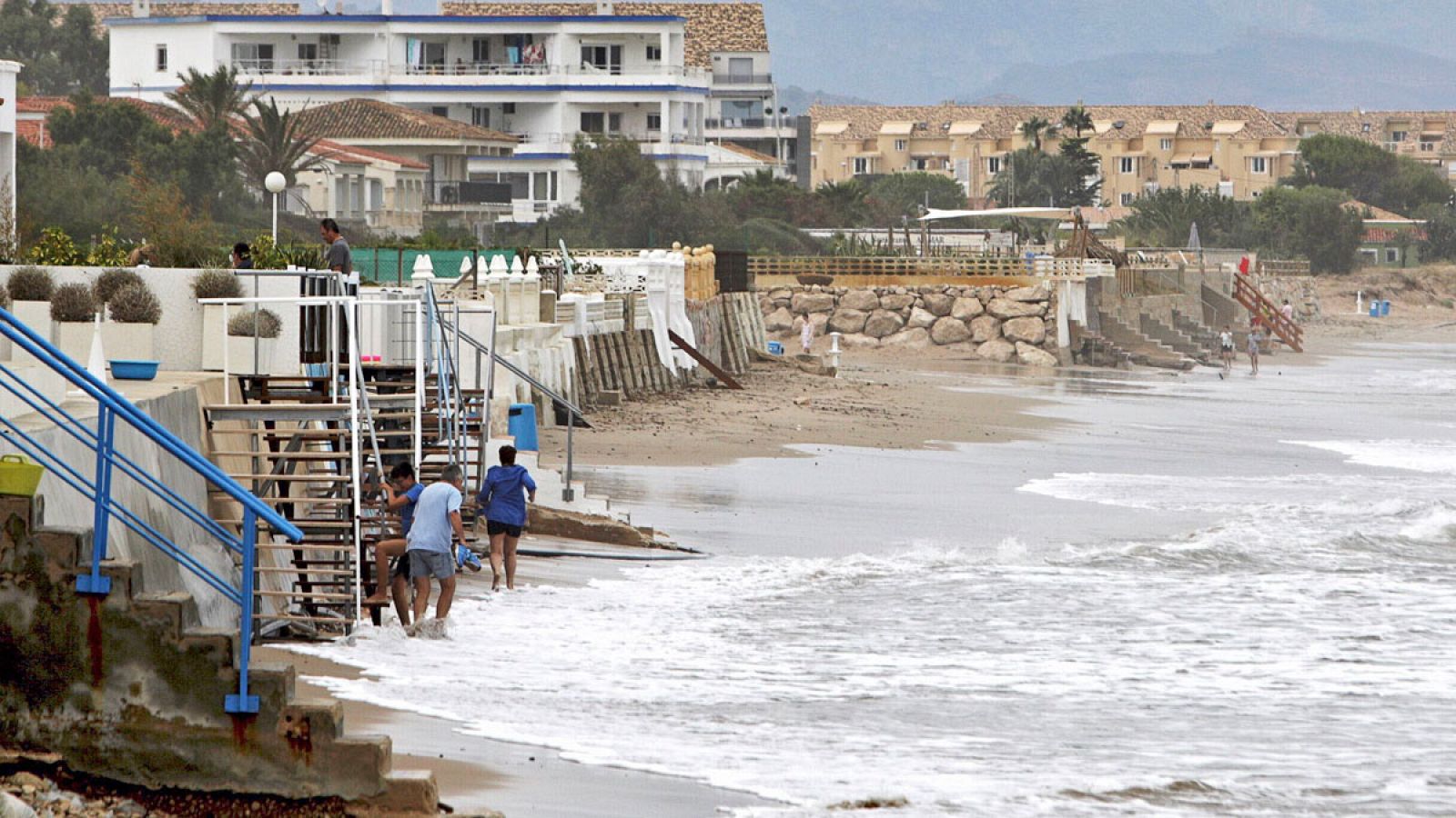 Desaparecen diversos tramos de la playa de Les Deveses en Dénia