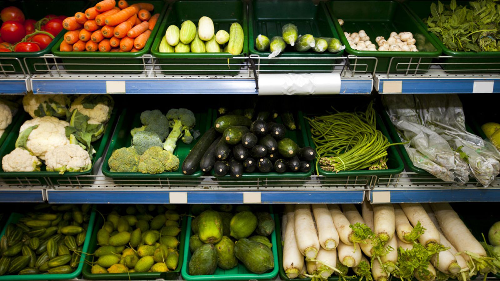 Verduras en el estante de un supermercado