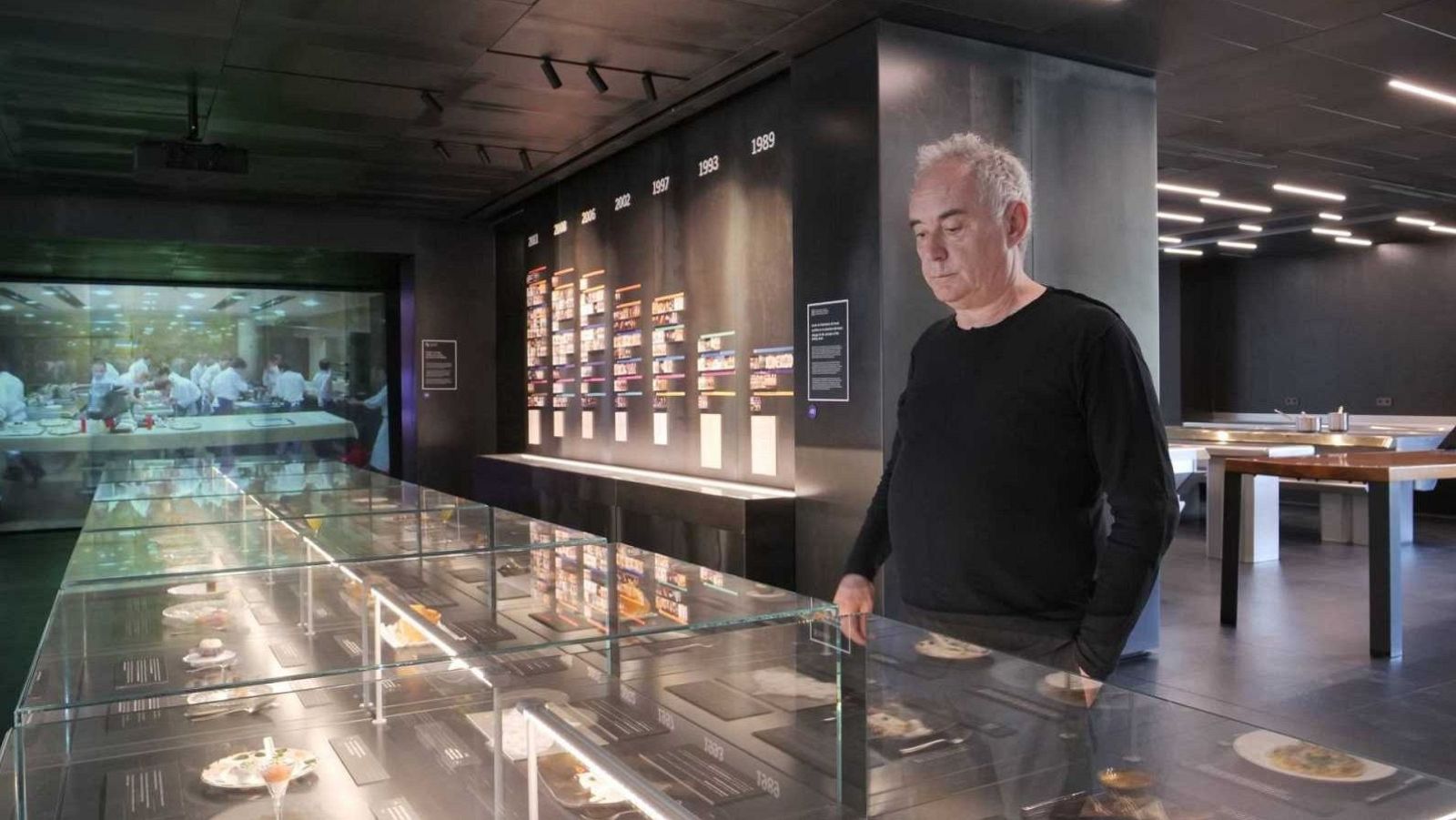 Ferran Adrià posando ante la vitrina del museo 'elBulli1846'