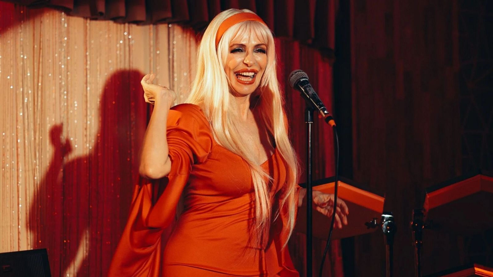 María Bas, vocalista de Nebulossa, en el videoclip de "ZORRA"