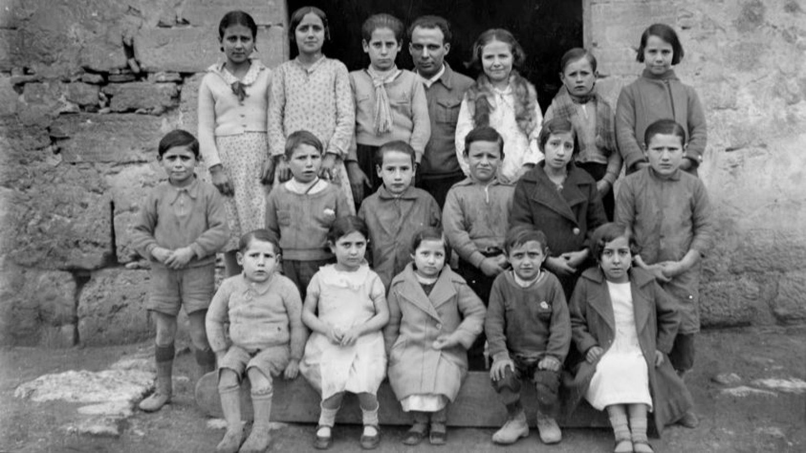 Retrato de Antoni Benaiges y sus alumnos