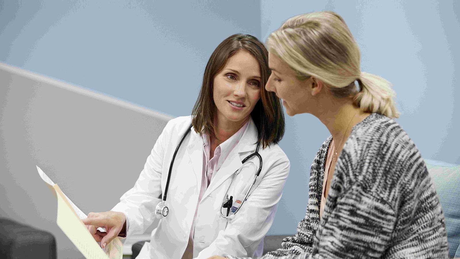 imagen de archivo de una médico y su paciente