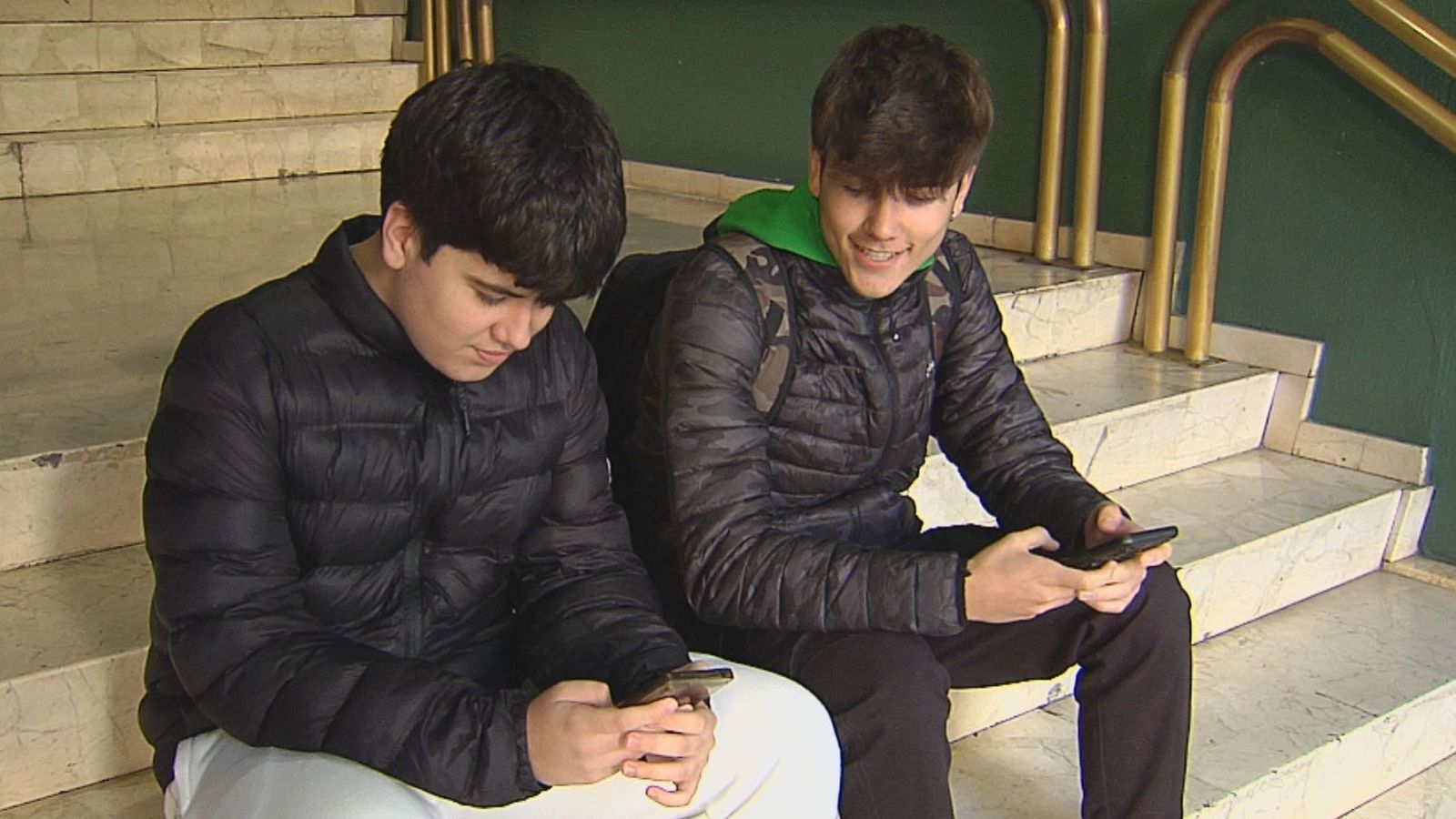 Adolescentes navegando a través del teléfono movil