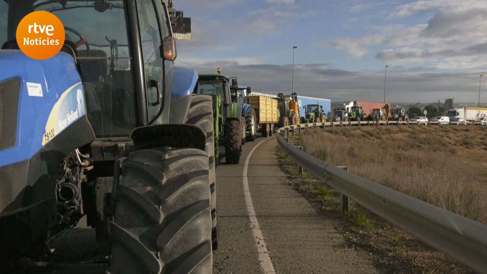 Els pagesos tallen l'A-2 i fan talls intermitents a l'AP-2 a Soses