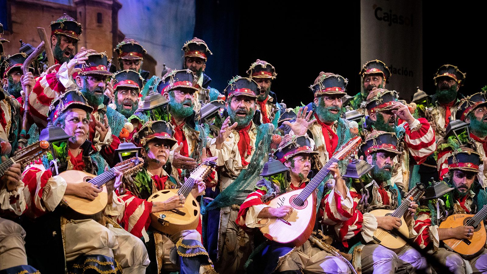 Ganadores final COAC 2024: Integrantes del coro ´Los Iluminados´ durante su actuación en la final del Concurso Oficial de Agrupaciones de Cádiz