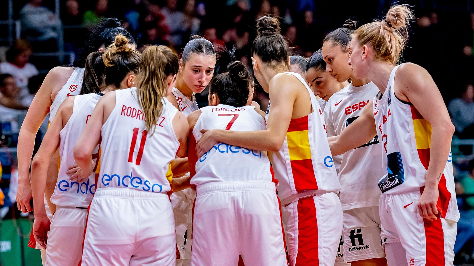 Las jugadoras de la selección de baloncesto tras la derrota ante Japón en el Preolímpico