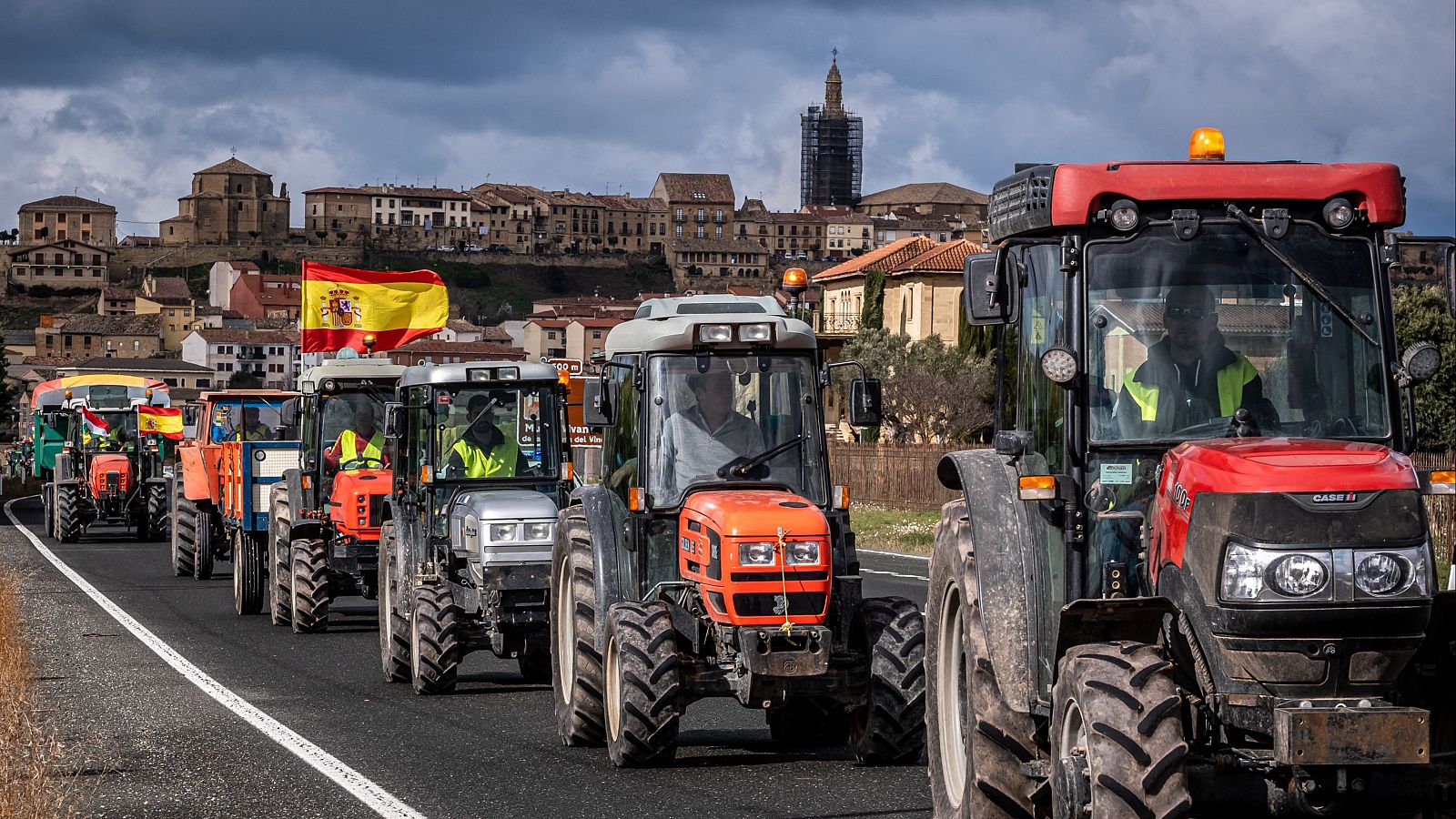 Unos 400 agricultores y ganaderos cortan una carretera en La Rioja
