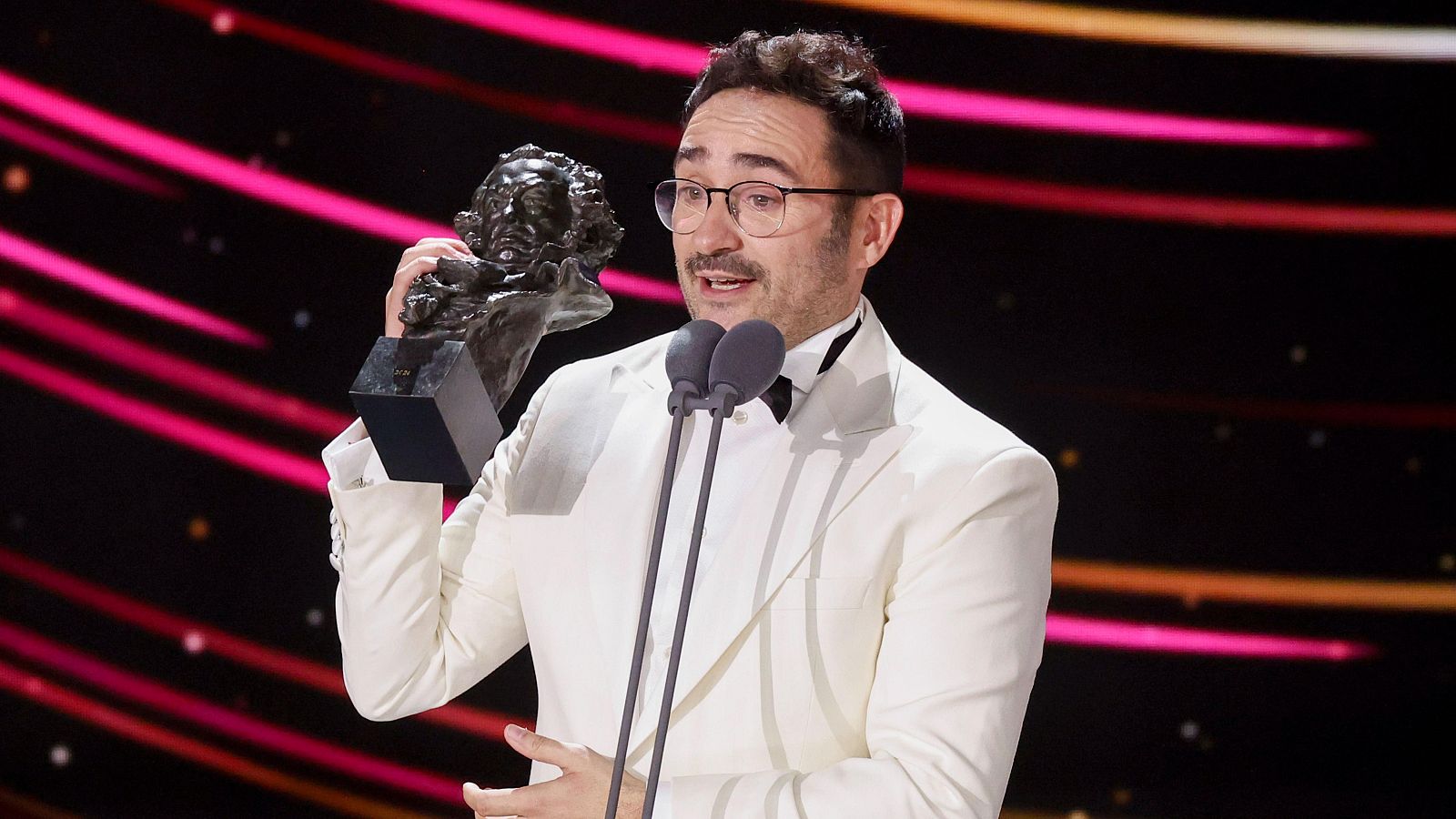 J.A. Bayona acceptant el premi a millor director per 'La sociedad de la nieve' | ACN