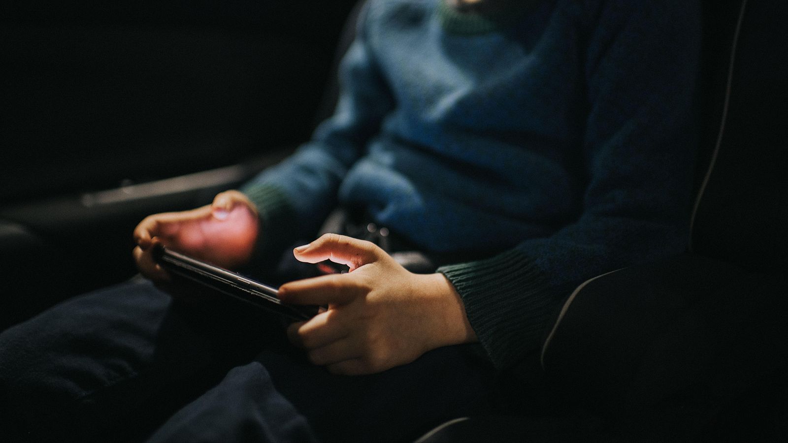 Imagen archivo de un niño con un teléfono móvil