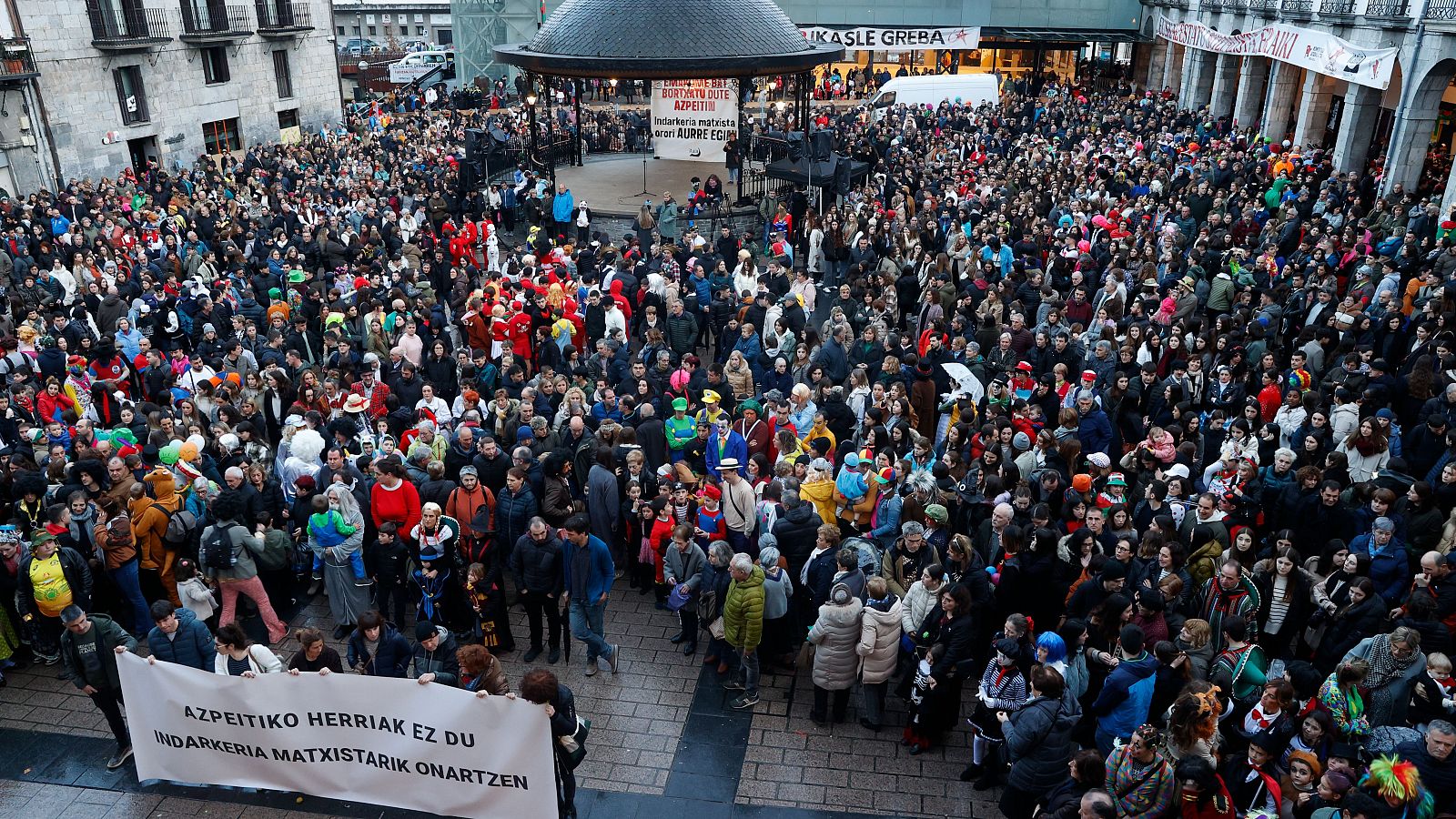 Concentración convocada este lunes por el Ayuntamiento de Azpeitia, en repulsa por la agresión sexual cometida durante los carnavales de esta localidad