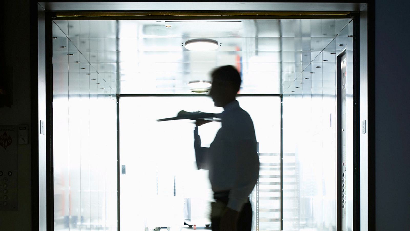 Un camarero con una bandeja