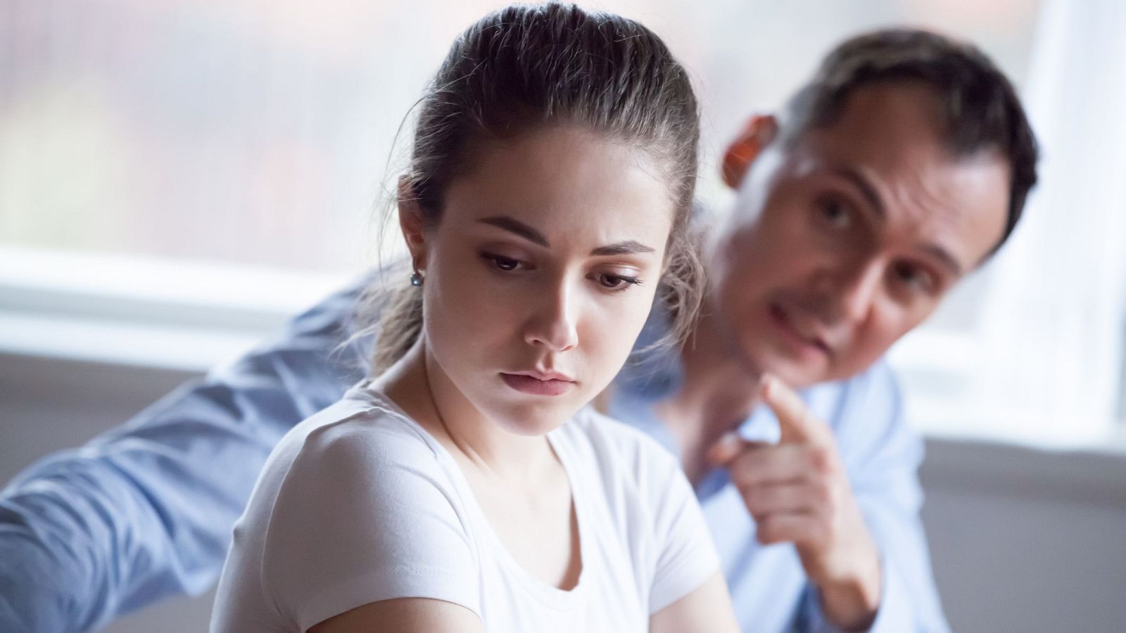 Xantatge emocional: consells per combatre'l