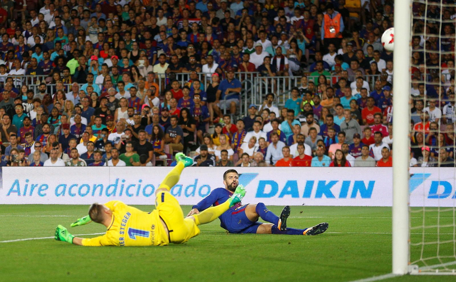 Piqué marca en propia puerta