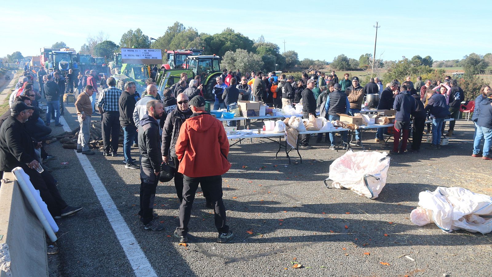 Un centenar de pagesos esmorzen a l'AP-7 a Pontós aquest dimecres