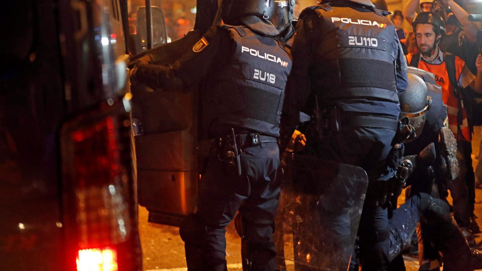 Policías antidisturbios atienden a un compañero herido durante los altercados en Barcelona por la sentencia del 'procès', en octubre de 2019