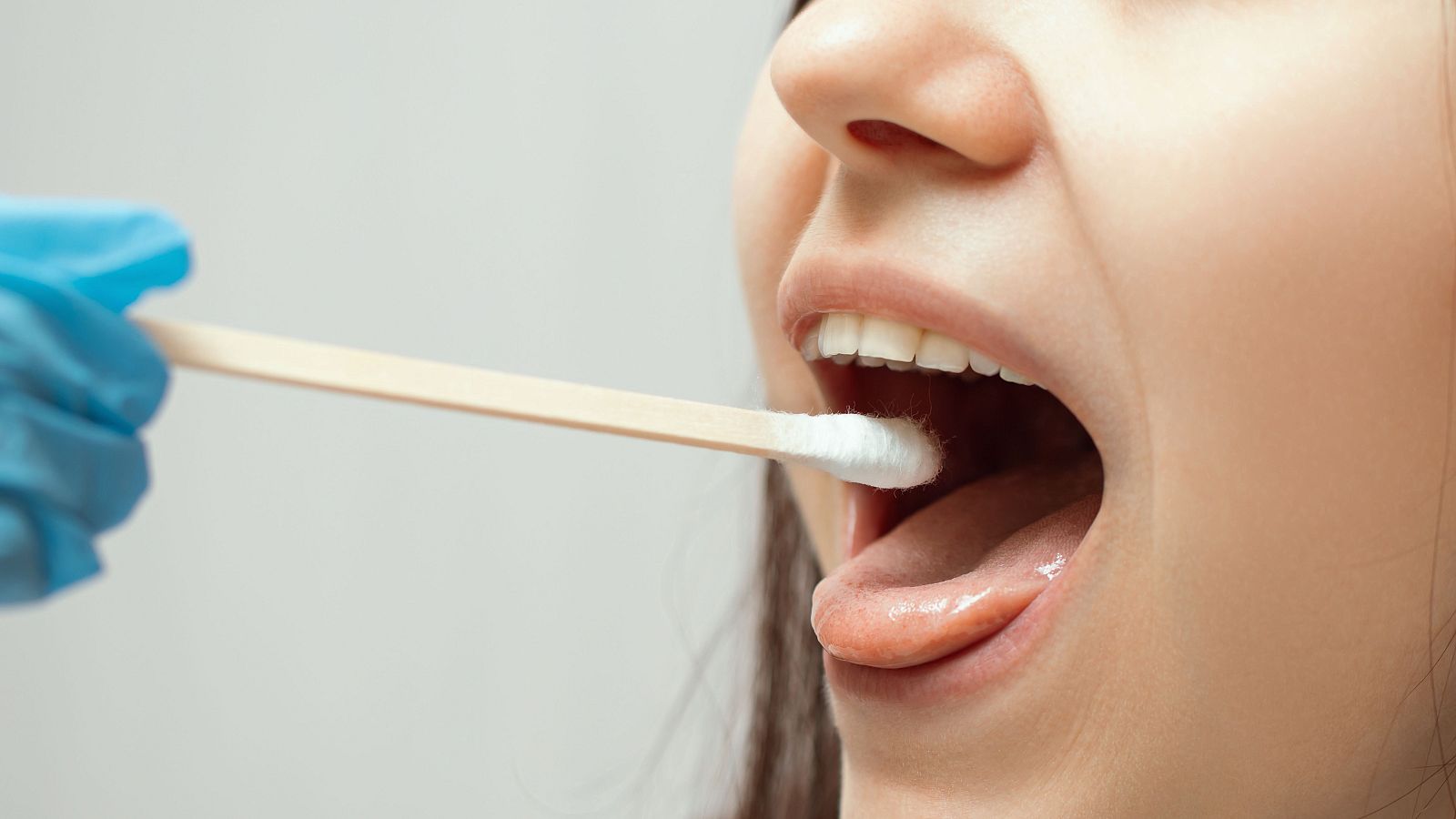 El biosensor requiere solo una gota de saliva y puede proporcionar resultados precisos.