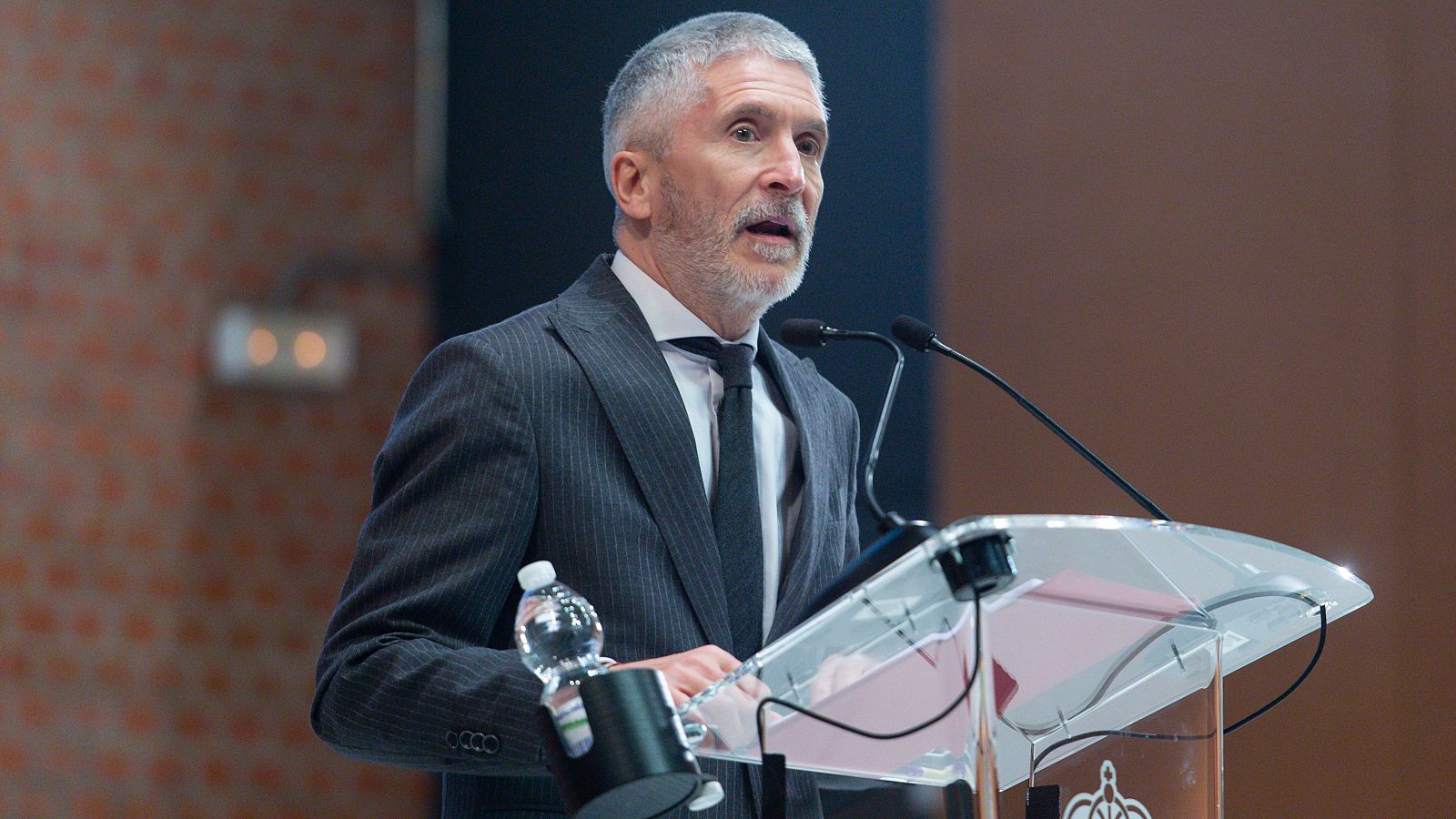 El ministro del Interior, Fernando Grande-Marlaska, interviene durante el acto de entrega de medallas al Mérito de Protección Civil