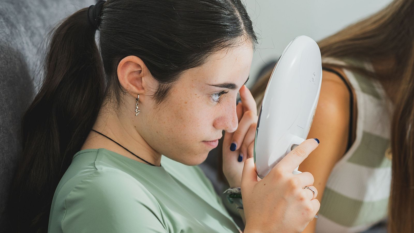 El círculo de insatisfacción y la obsesión por la cosmetología en las generaciones más jóvenes