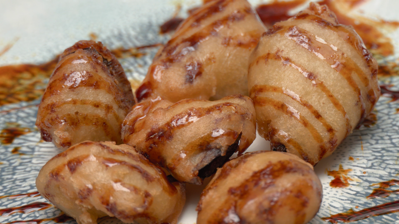 Preparación de la receta de buñuelos de berenjena con miel de caña