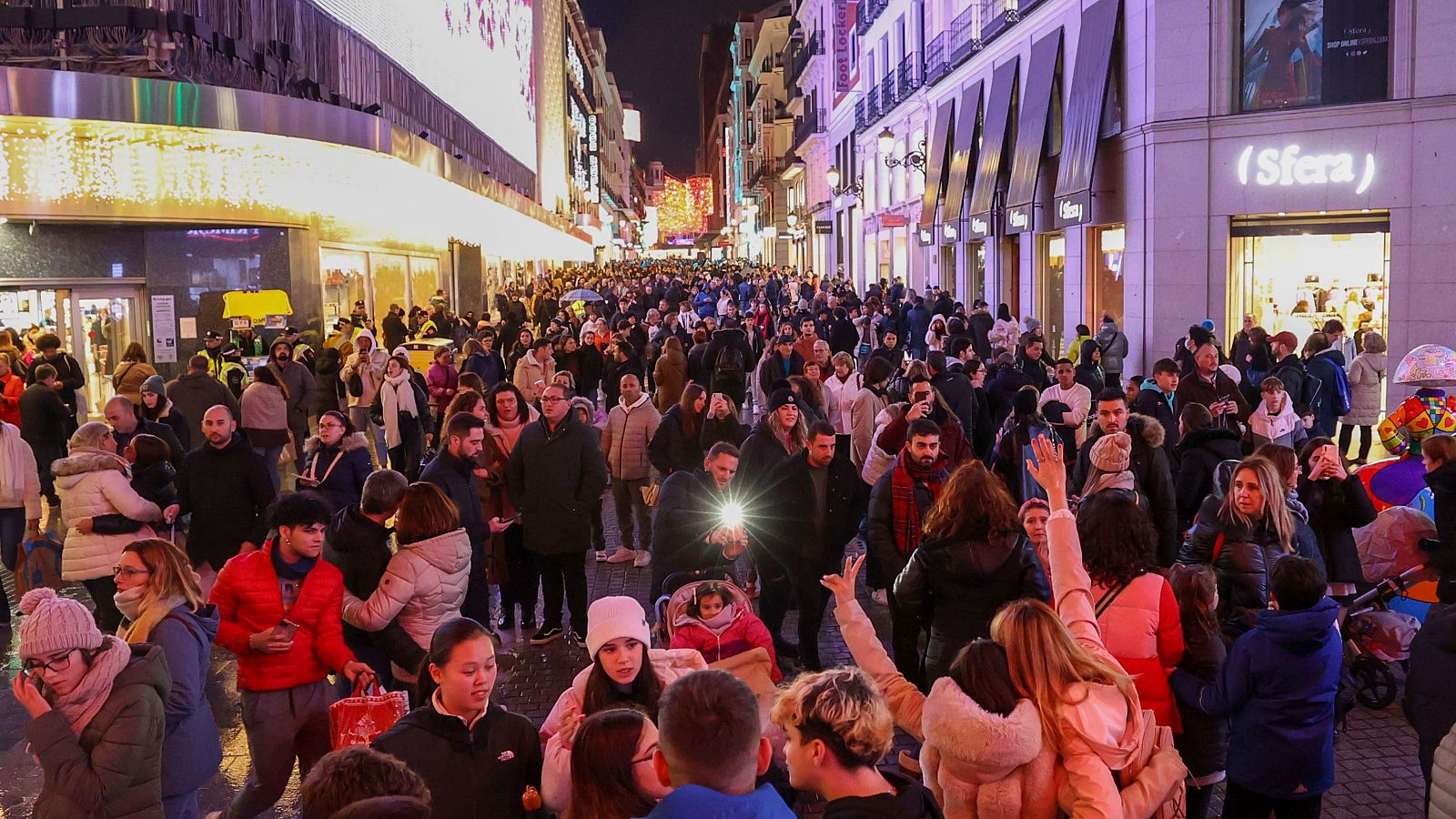 Multitudes en una calle comercial de Madrid