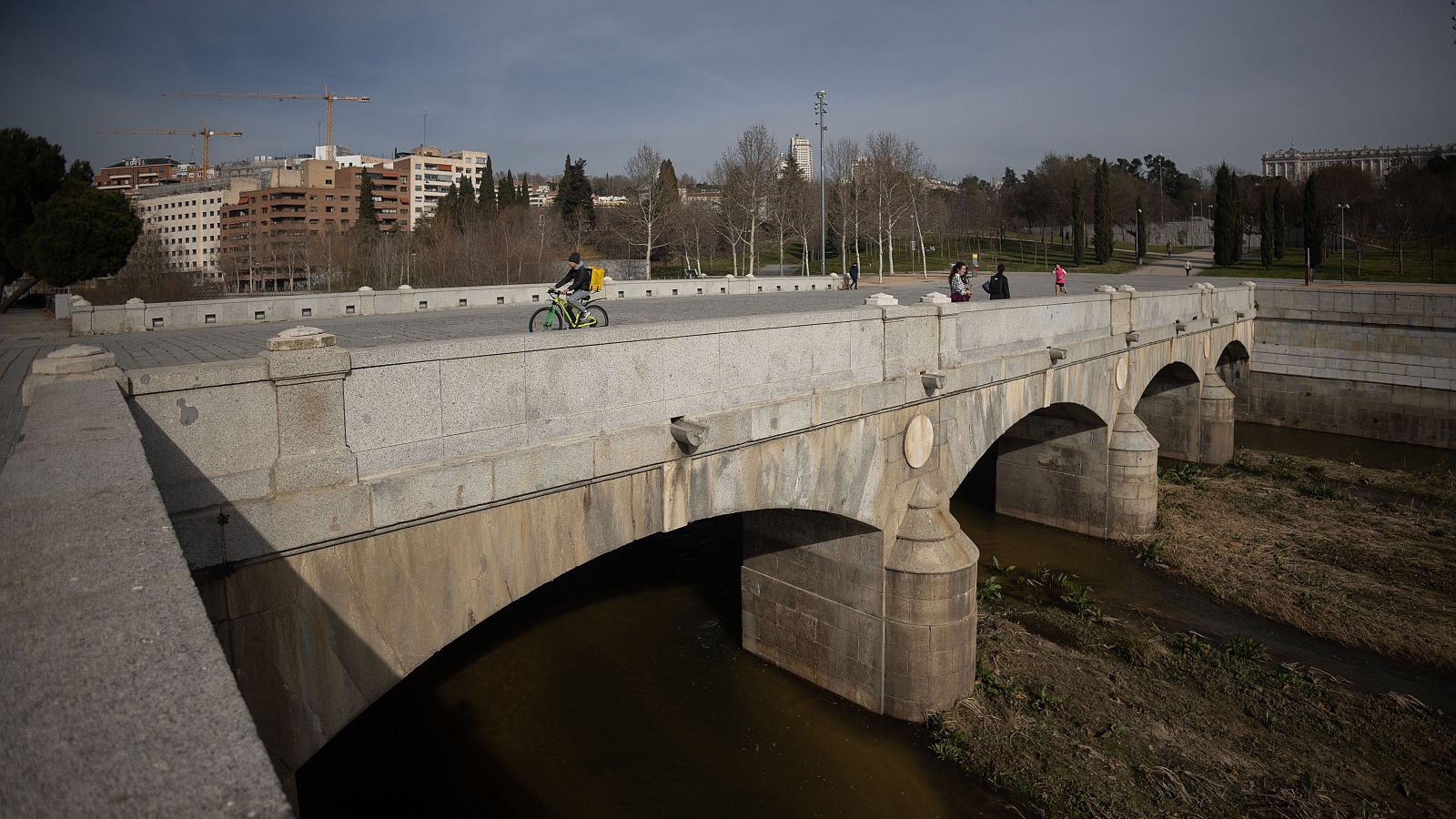 El Puente del Rey, ubicado en Madrid Río, acogerá el próximo 18 de febrero la 'mascletà' que celebra la capital (Eduardo Parra / Europa Press)