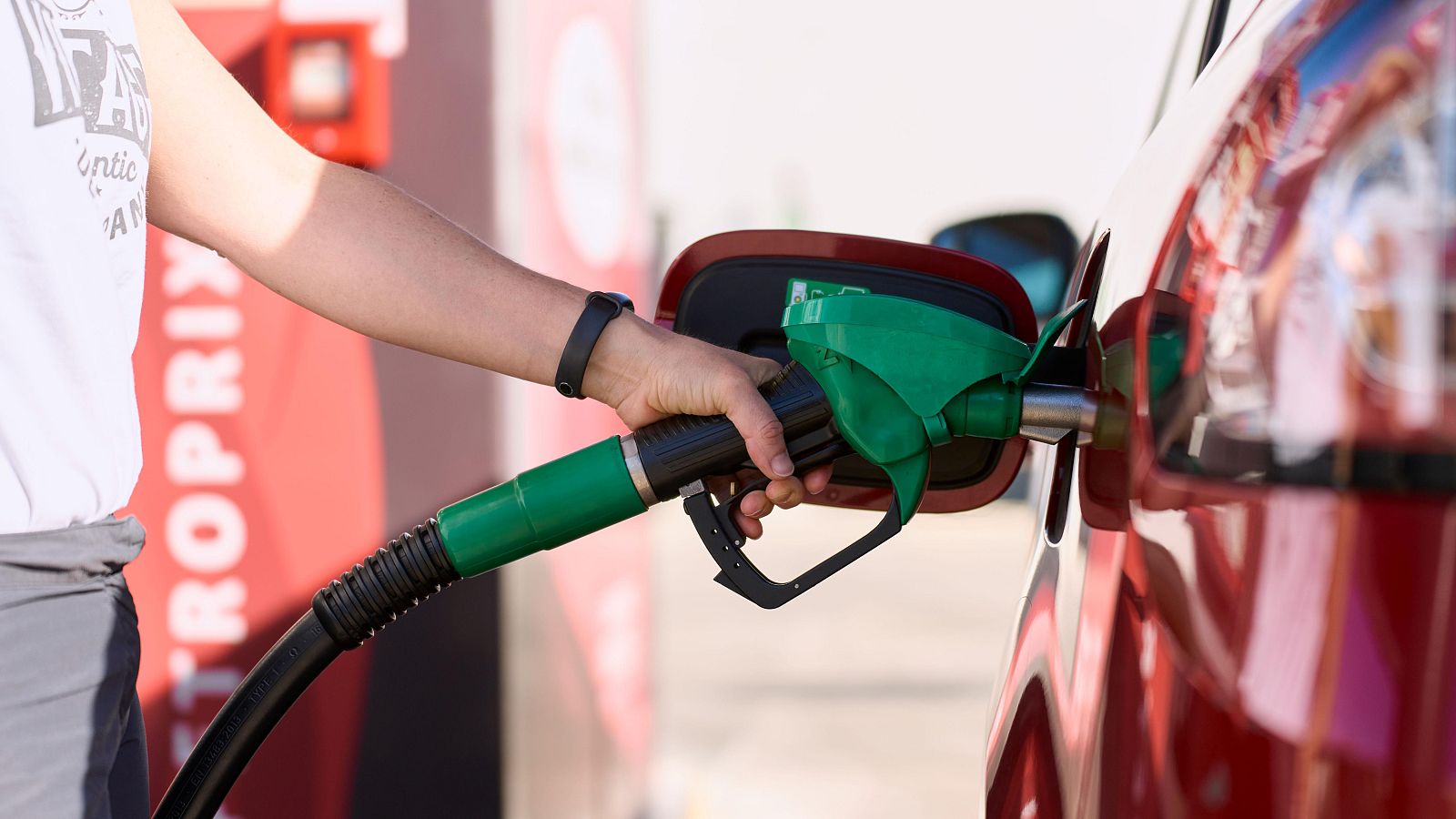 Los carburantes encadenan cuatro semanas al alza y se encarecen más del 2 % en el año