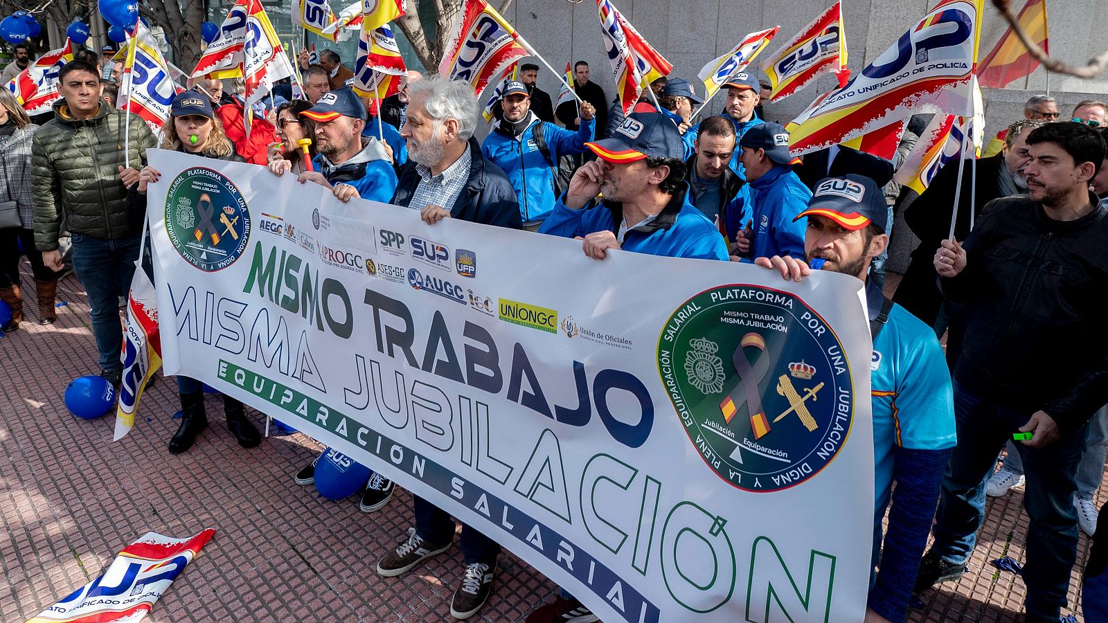 Miembros de la policía nacional y la guardia civil durante la concentración este viernes en Madrid (España)