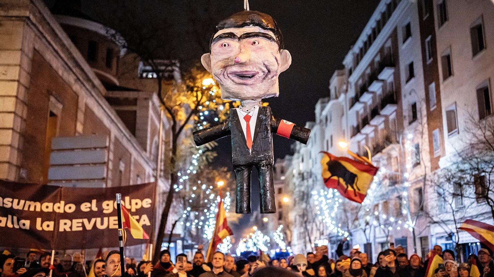 Manifestantes cuelgan y apalean un muñeco de Pedro Sánchez en Ferraz