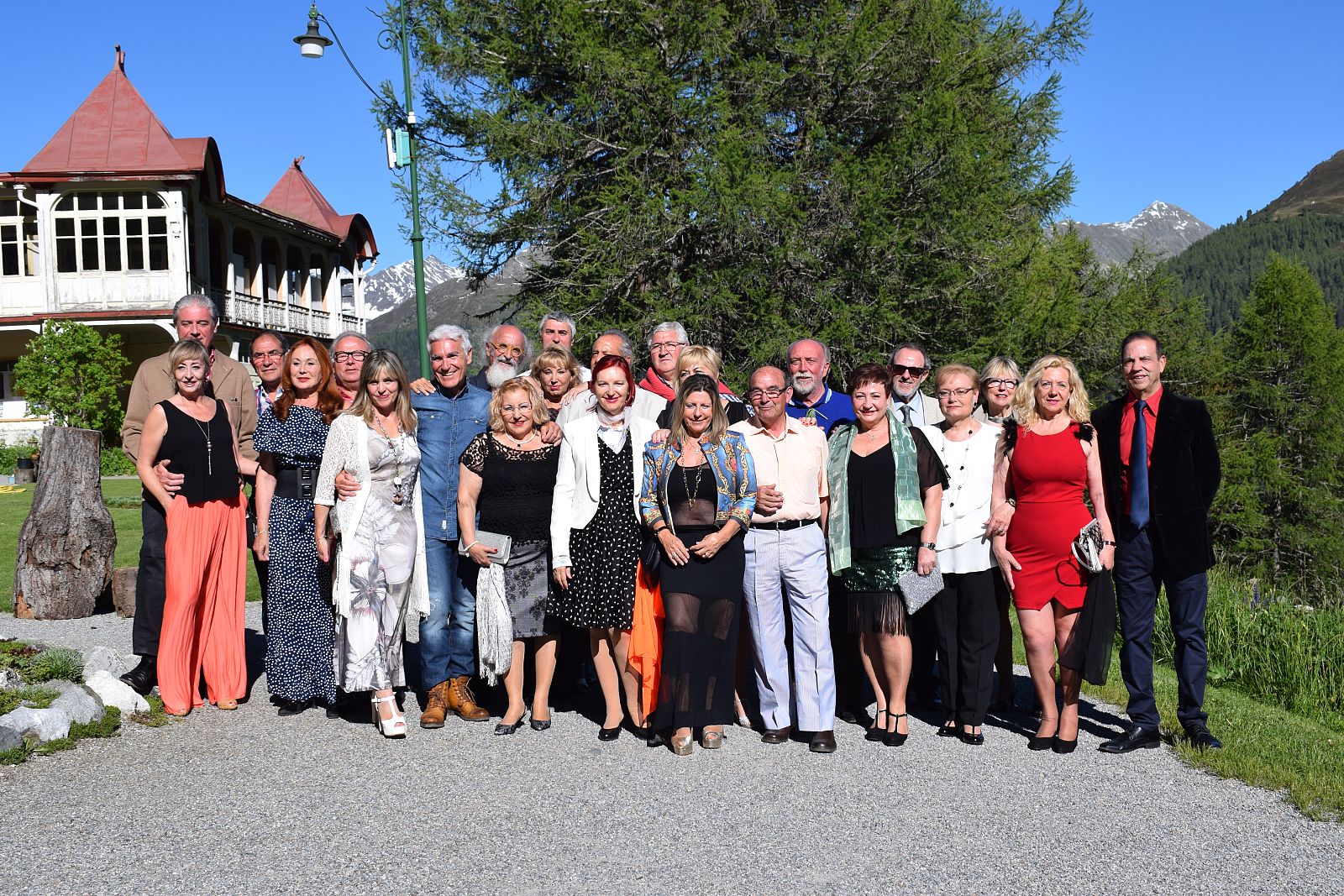 Hotel Romántico - Roberto Leal, Reichel Delgado y Elías Torrecillas posan junto a los concursantes