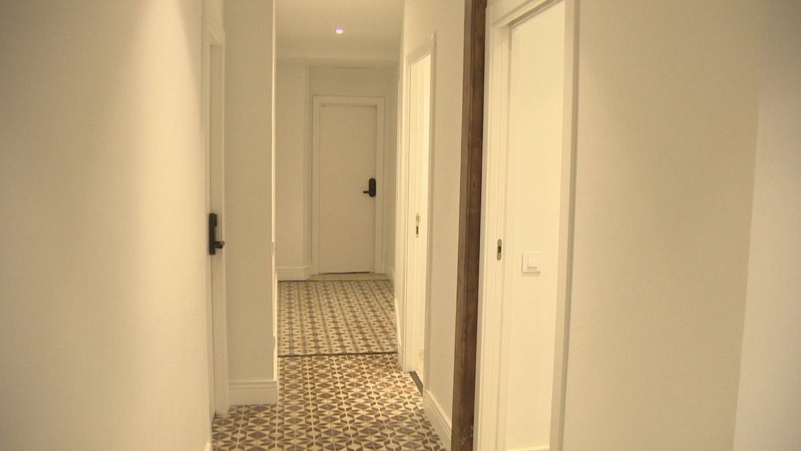 Distribuïdor d'un pis de Ciutat Vella que es lloga per habitacions en format 'coliving'