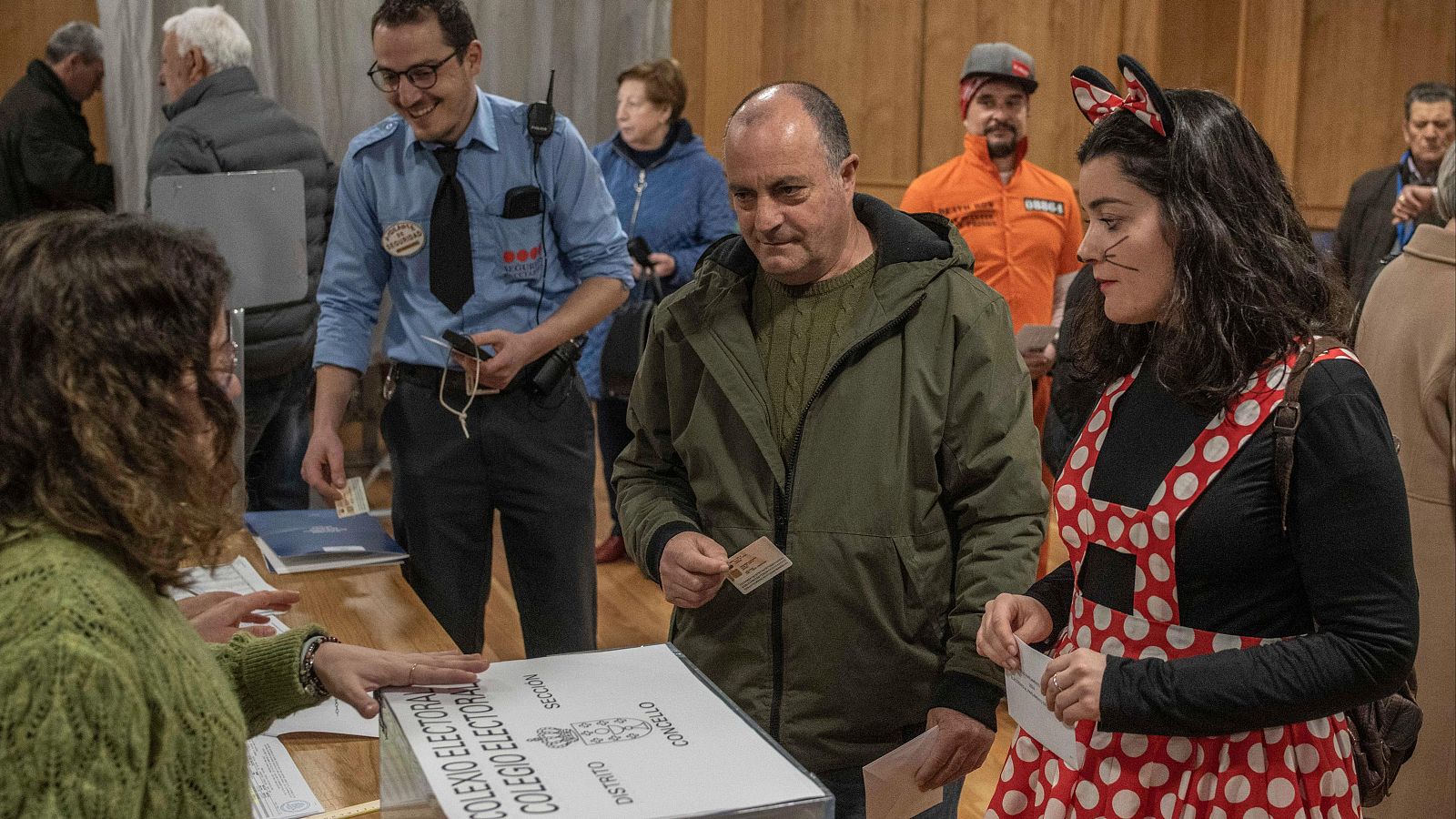 Mejores imágenes Elecciones Galicia: electores votan disfrazados