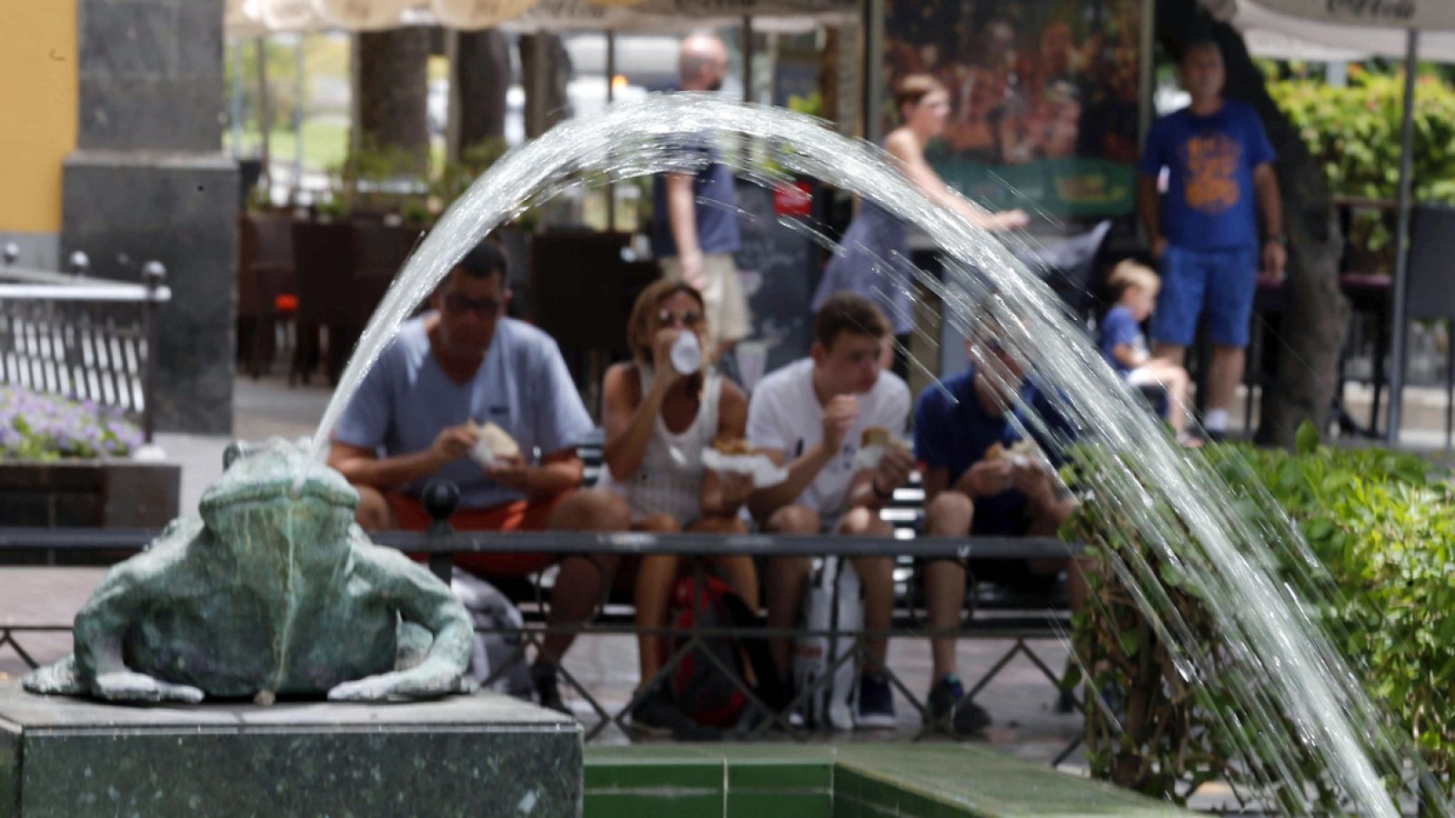 Imagen de archivo de turistas combatiendo el calor.