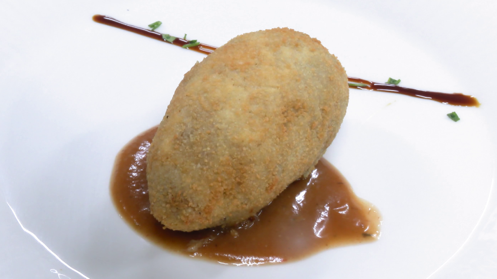 Croquetas de rabo de toro con un toque de chocolate