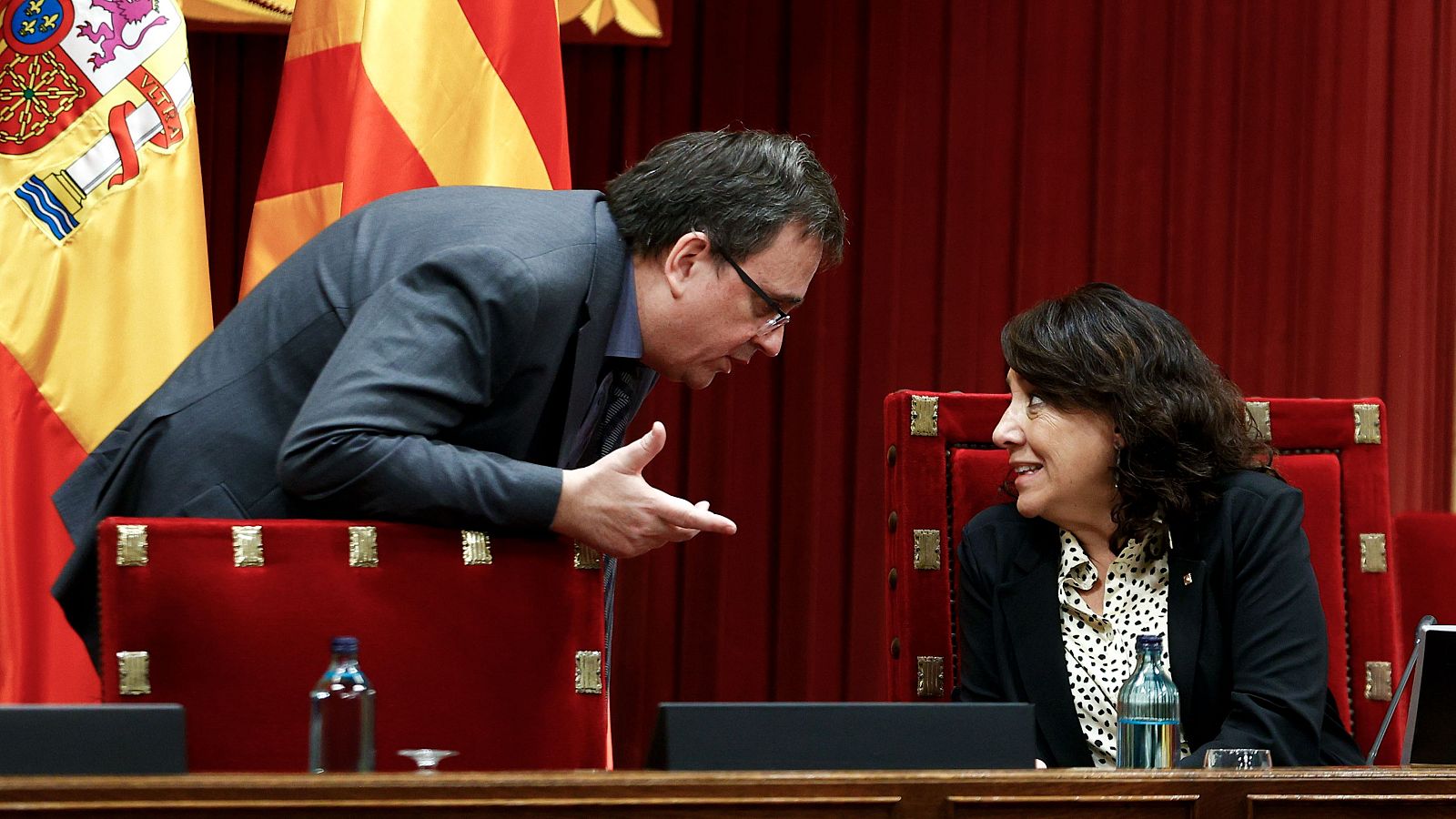 La presidenta del Parlament de Cataluña, Anna Erra, conversa con el secretario general de la Cámara catalana.