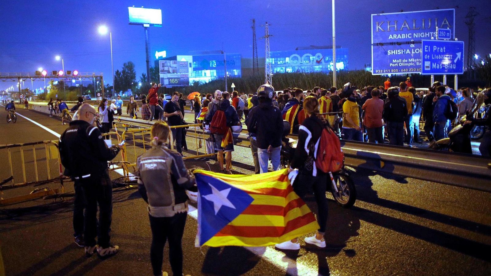 Miles de personas se manifestaron a la entrada del aeropuerto de Barcelona