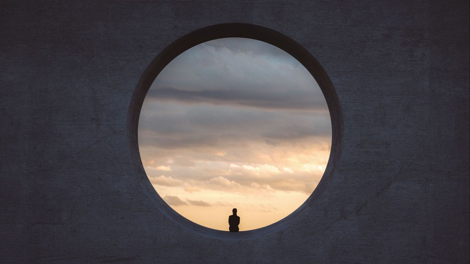 Joven mirando al horizonte