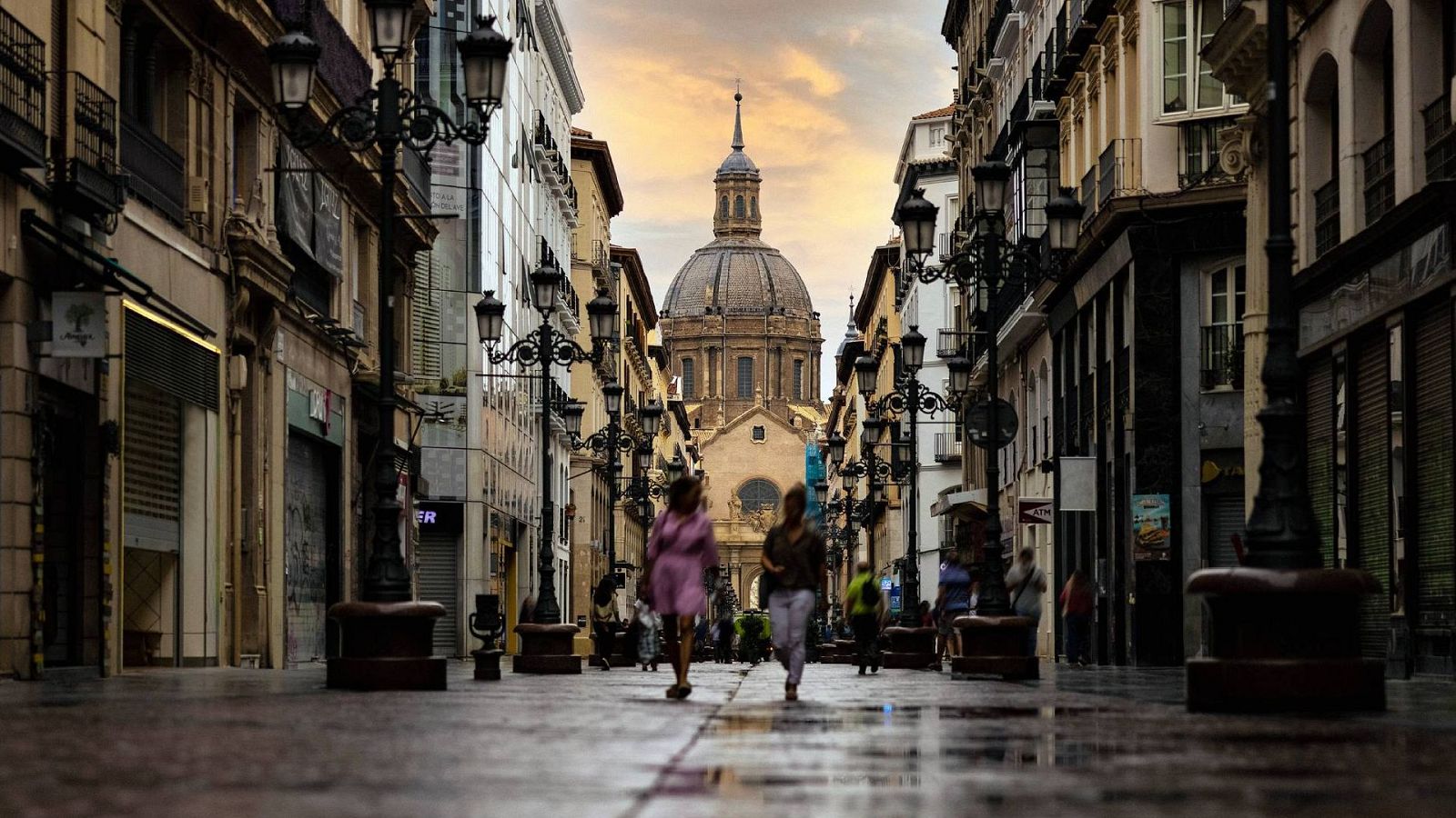 Calle Alfonso I de Zaragoza con la cúpula del Pilar de fondo