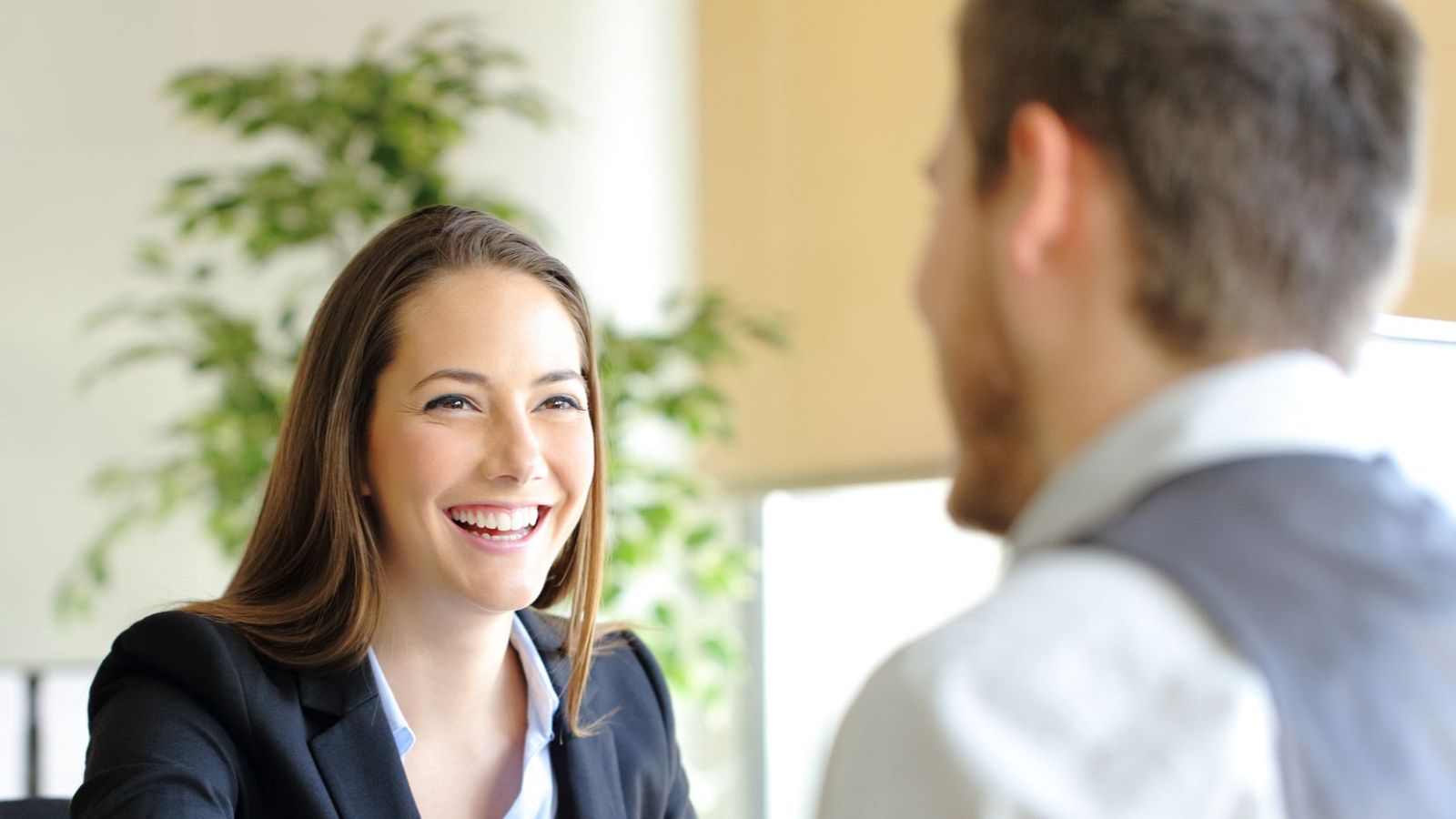 Una joven es contratada.