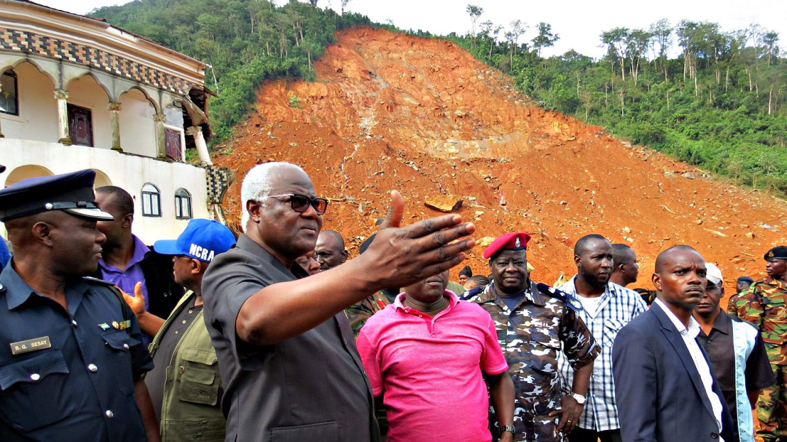 El presidente de Sierra Leona, Ernest Bai Koroma, durante su visita al desprendimiento de Regent