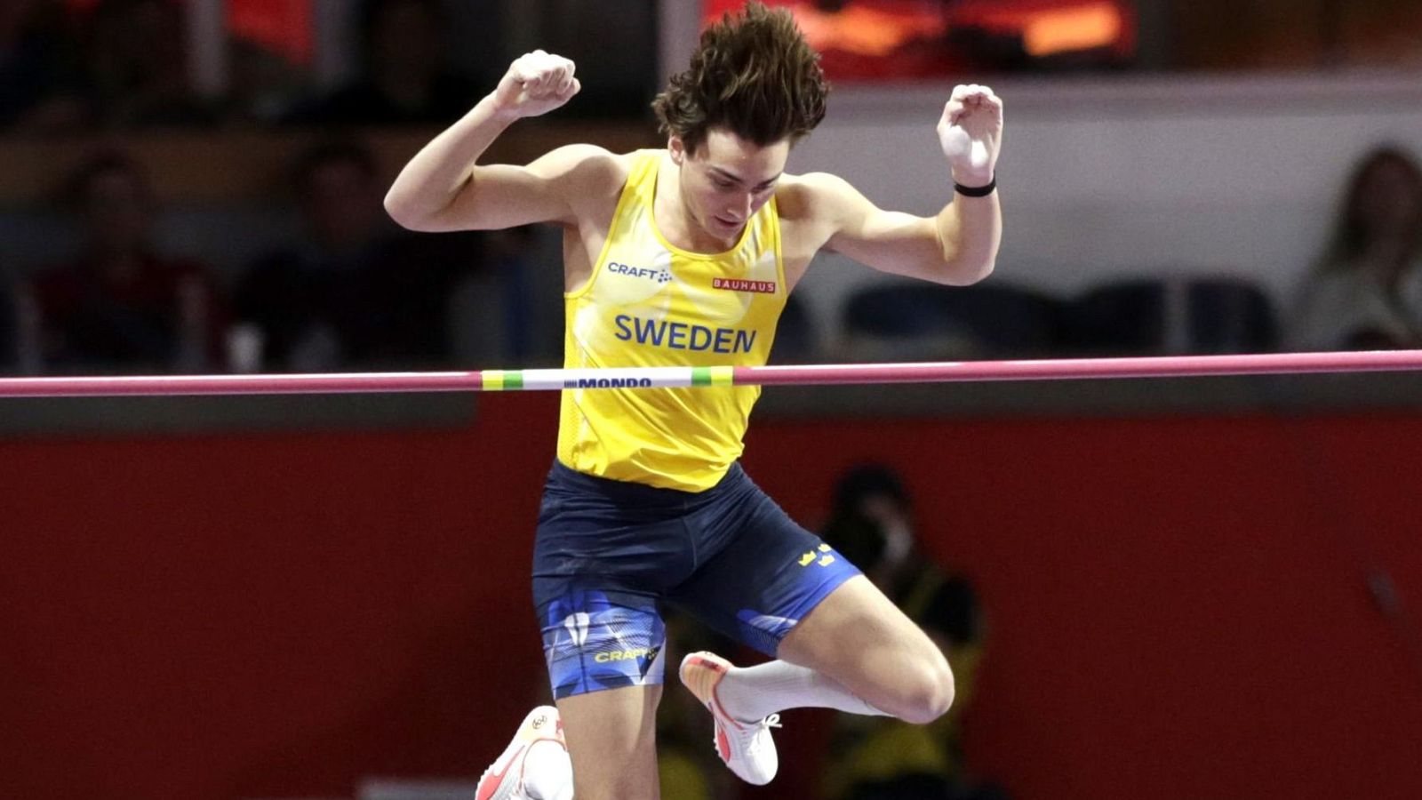 Armand Duplantis bate su propio récord del mundo de salto con pértiga en Clermont-Ferrand