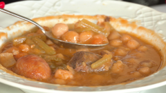 Receta de potaje con morcilla, chorizo y tagarninas: el favorito de La Húngara