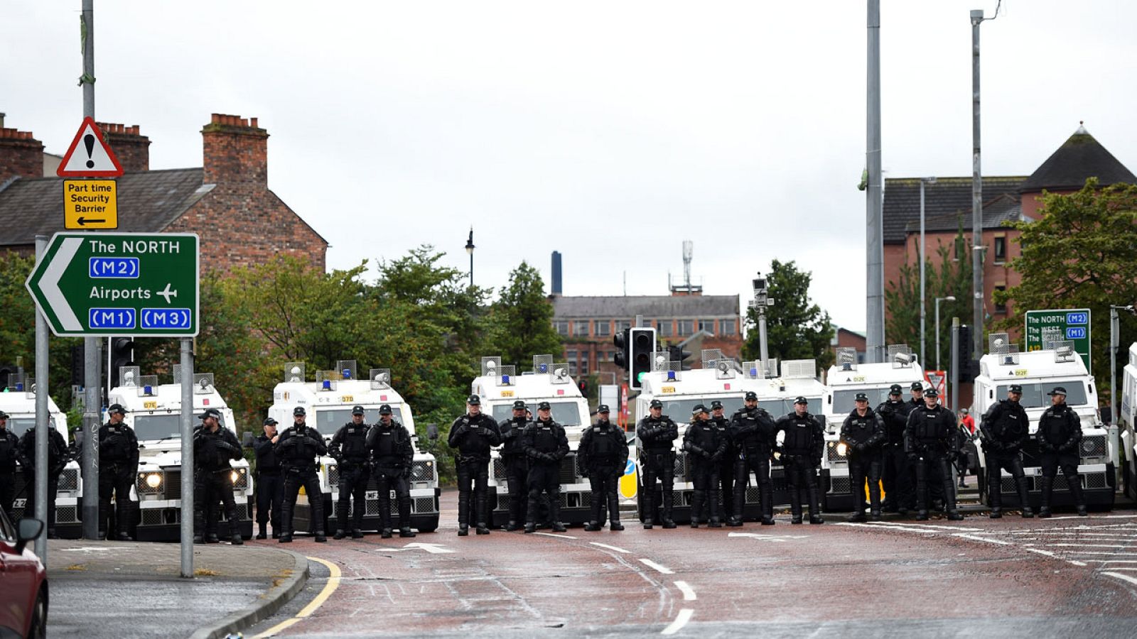 Un grupo de policías hace fila en un desfile en Belfast, en Irlanda del Norte, a principios de agosto.