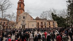 Los vecinos homenajean a los muertos en el incendio de Valencia con un minuto de silencio: "Estamos muy afligidos"