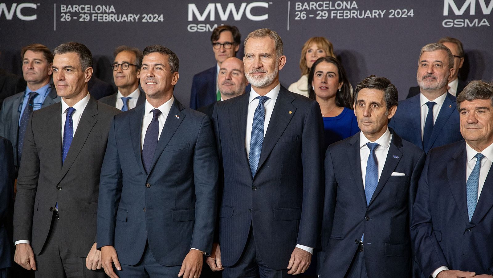 (I-D) El presidente del Gobierno, Pedro Sánchez; el presidente de Paraguay, Santiago Peña; el Rey Felipe VI, y el presidente del consejo de GSMA, José María Álvarez-Pallete, durante la cena inaugural del MWC, en el Museo Nacional de Arte de Cataluña, a 25 de febrero de 2024, en Barcelona, Catalunya (España). El acto se produce con motivo del Mobile World Congress (MWC) de Barcelona de 2024, que tendrá lugar del lunes 26 al jueves 29 de febrero. La edición pasada congregó a más de 88.500 personas en el recinto Gran Via de Fira de Barcelona, ubicado en L'Hospitalet de Llobregat (Barcelona), y esta edición, se prevé que llegue a las 95.000 personas. Este año, el Mobile también celebra la décima edición del 4YFN, un evento para las empresas emergentes que buscan lanzar sus ideas al mercado.
25 FEBRERO 2024;MOBILE;WORLD;CONGRES;CATALUÑA;FAMILIA REAL;
Lorena Sopêna / Europa Press
25/02/2024